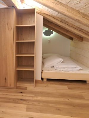 Einbau-Kleiderschrank-Garterobe-in-Eiche-Kinderbett-in-Fichte-1 Einbau-Kleiderschrank-Garterobe-in-Eiche-Kinderbett-in-Fichte-1